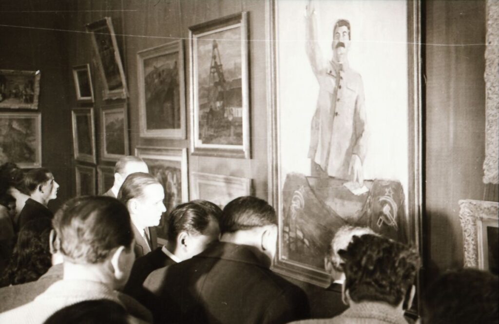 Alexandru Ciucurencu, Lucrarea„Generalissmul Stalin” în expoziția Flacăra, 1948, Arhiva foto a Memorialului Sighet, fond Fototeca ziarului România Liberă
